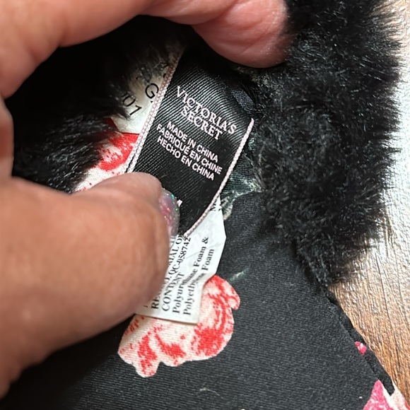 Victoria’s Secret satin plush floral slippers and bag size M - Picture 5 of 5